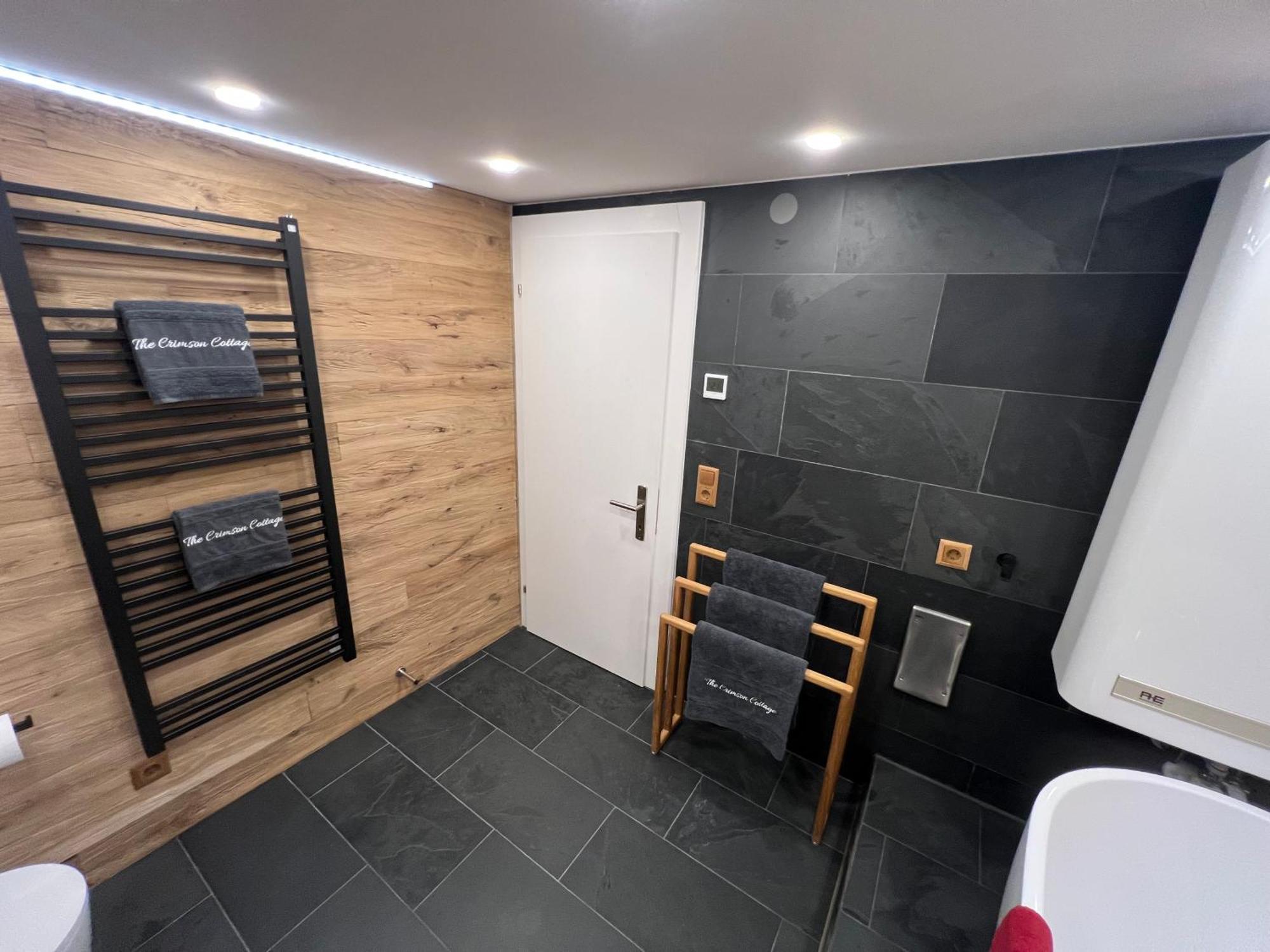 Crimson Cottage Apartments Dornbirn Bagian luar foto