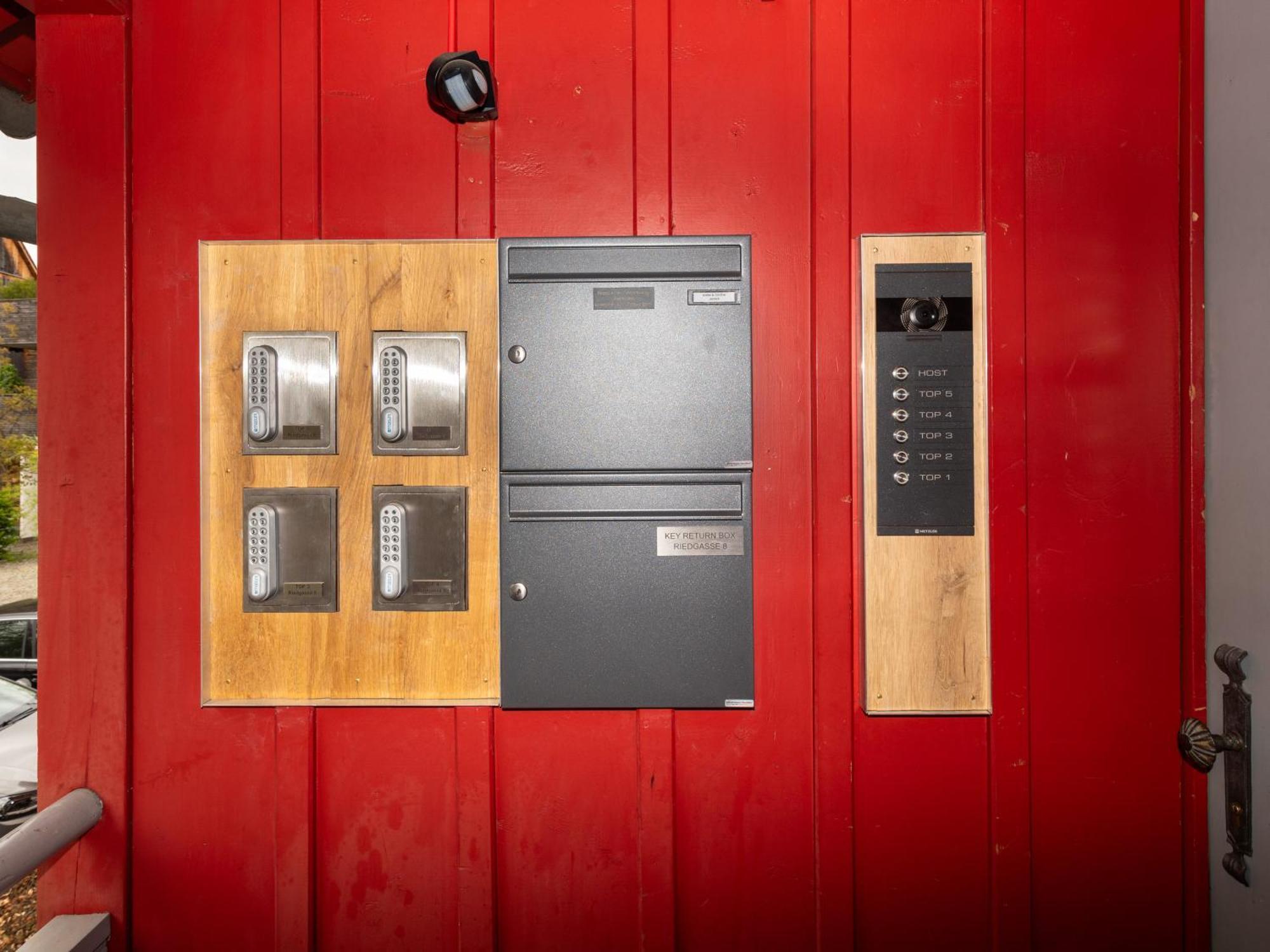 Crimson Cottage Apartments Dornbirn Bagian luar foto